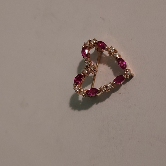 Heart Shaped Pin With Diamond & Ruby Stones in Gold - Picture 6 of 9